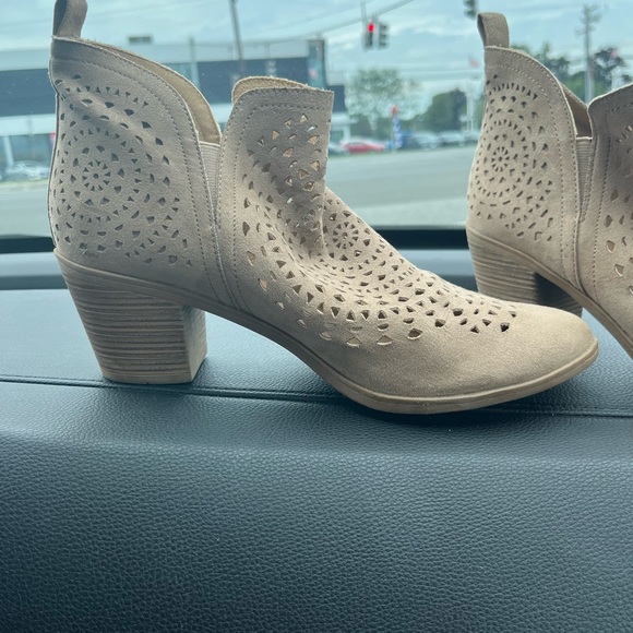 Adorable beige booties!! - Picture 5 of 6